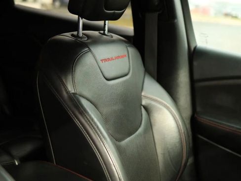 Used 2019 Jeep Cherokee Trailhawk AWD/4WD image 47