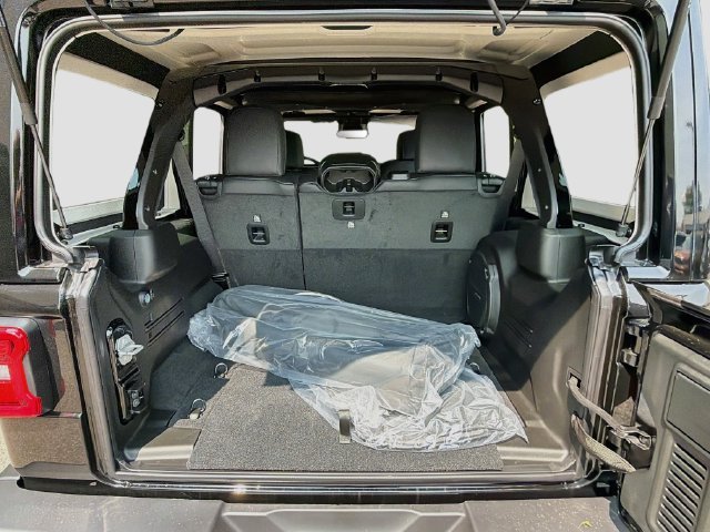New 2026 Jeep Wrangler Unlimited Sahara AWD/4WD image 25