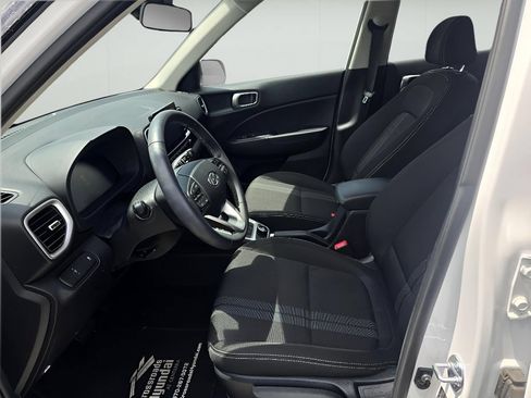 Used 2025 Hyundai Venue SEL FWD image 13