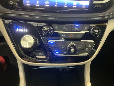 Used 2023 Chrysler Pacifica Limited FWD image 24