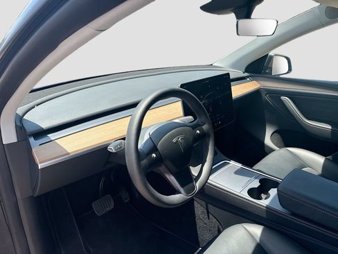 Used 2024 Tesla Model Y Long Range AWD/4WD image 9