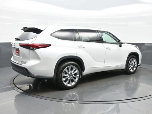 Used 2022 Toyota Highlander Limited AWD/4WD image 6