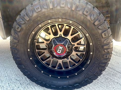 Used 2021 GMC Sierra 2500 AT4 w/ AT4 Premium Plus Package AWD/4WD image 6