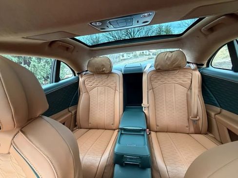 Used 2025 Bentley Flying Spur Plug-In Hybrid image 32