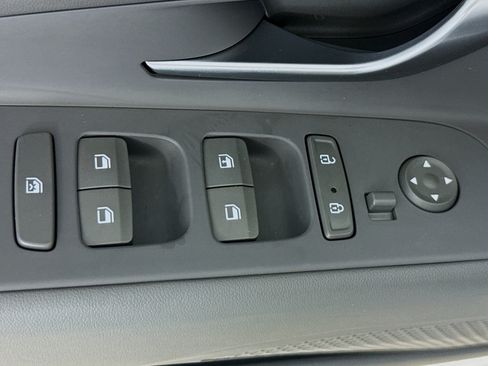 Used 2022 Hyundai Elantra SE FWD image 20