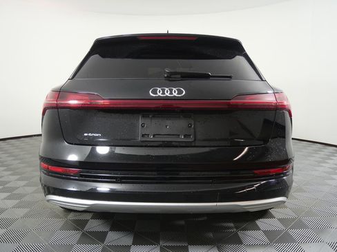 Used 2019 Audi e-tron Prestige w/ Prestige Package image 4
