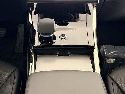 Used 2026 Land Rover Range Rover Sport SE image 18