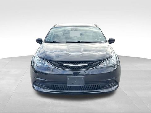 Used 2023 Chrysler Voyager LX image 8