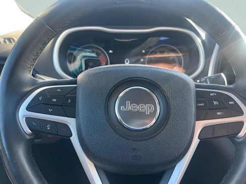 Used 2018 Jeep Cherokee Trailhawk AWD/4WD image 24