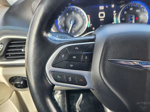 Used 2021 Chrysler Pacifica Touring-L image 15