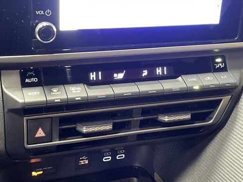 Used 2025 Toyota Camry SE image 13