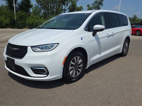 Used 2023 Chrysler Pacifica Touring-L FWD image 11