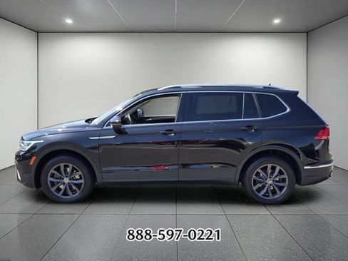 Certified 2022 Volkswagen Tiguan SE FWD image 2