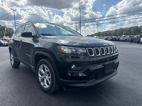 Used 2024 Jeep Compass Latitude AWD/4WD image 3