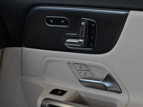 Used 2022 Mercedes-Benz GLB 250 4MATIC image 41