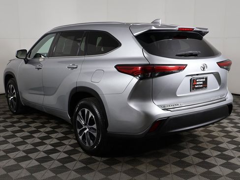 Used 2021 Toyota Highlander XLE image 10