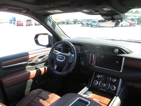 Used 2024 GMC Yukon XL Denali Ultimate AWD/4WD image 30