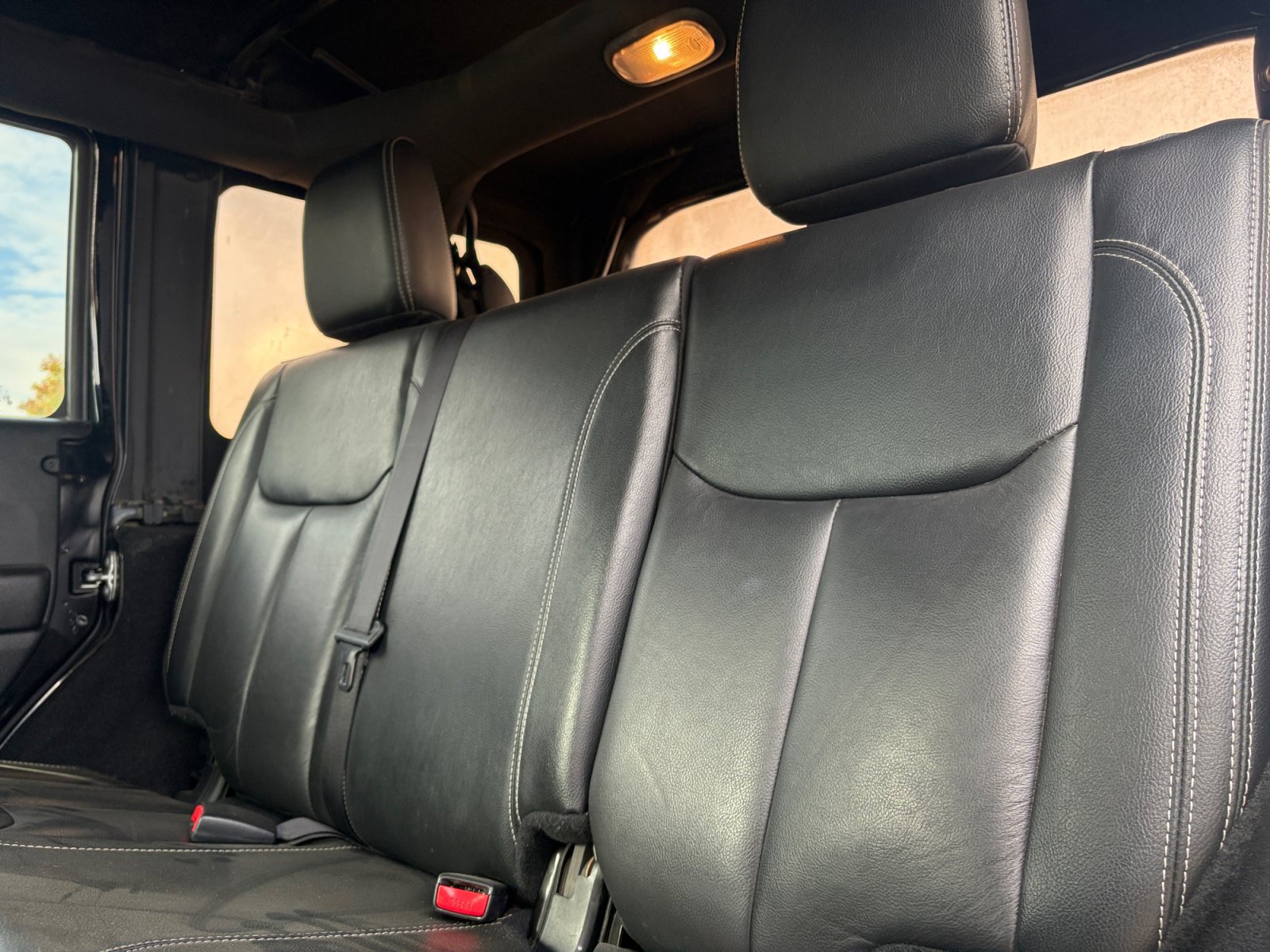Used 2018 Jeep Wrangler Unlimited Sahara w/ Connectivity Group AWD/4WD image 26