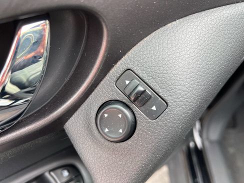 Used 2016 Nissan Rogue SV image 18