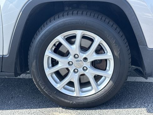 Used 2016 Jeep Cherokee Sport w/ Cold Weather Group FWD image 13