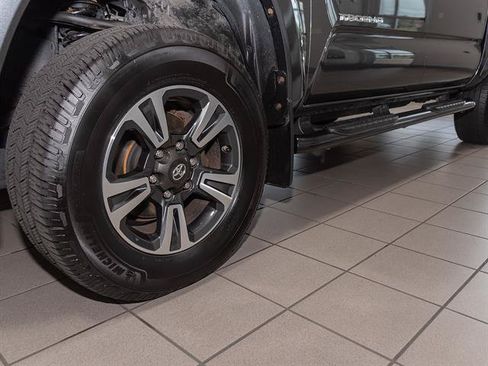 Used 2017 Toyota Tacoma TRD Sport AWD/4WD image 6