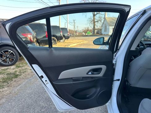 Used 2016 Chevrolet Cruze LT image 17