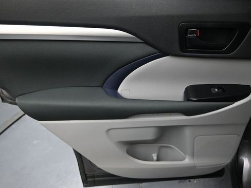 Used 2019 Toyota Highlander LE image 22