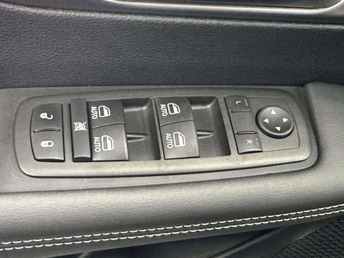 Used 2025 Chrysler Pacifica Select image 18