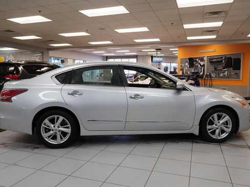 Used 2015 Nissan Altima 2.5 SV w/ Convenience Package image 16