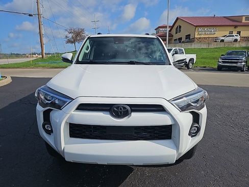 Used 2022 Toyota 4Runner SR5 Premium w/ Moonroof Package AWD/4WD image 4
