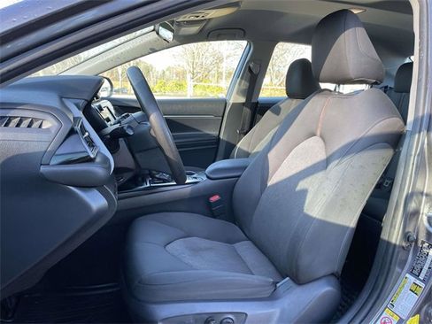 Used 2019 Toyota Camry LE image 19