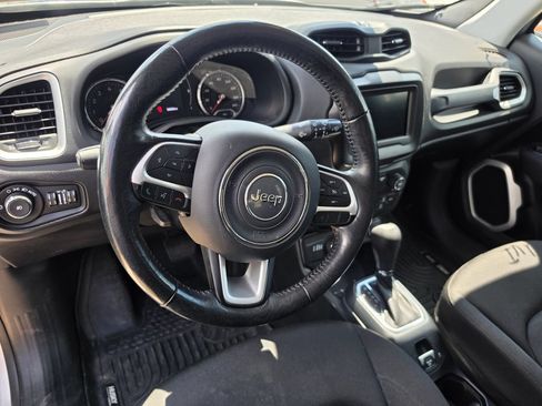 Used 2019 Jeep Renegade Latitude w/ Cold Weather Group AWD/4WD image 4
