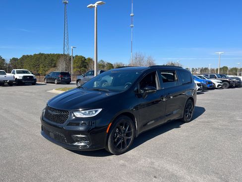 Used 2025 Chrysler Pacifica Limited image 4