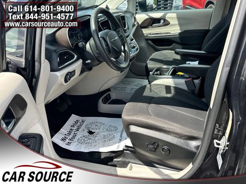 Used 2017 Chrysler Pacifica Touring Plus w/ Tire & Wheel Group FWD image 11