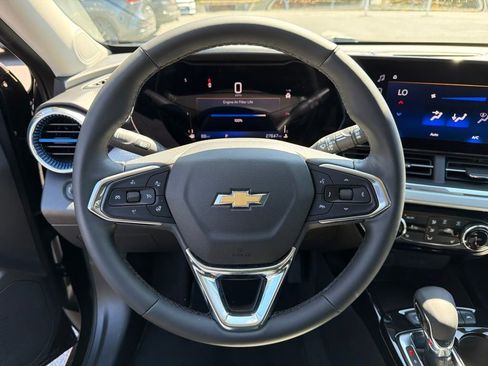 Used 2025 Chevrolet Trax LT w/ LT Convenience Package FWD image 17