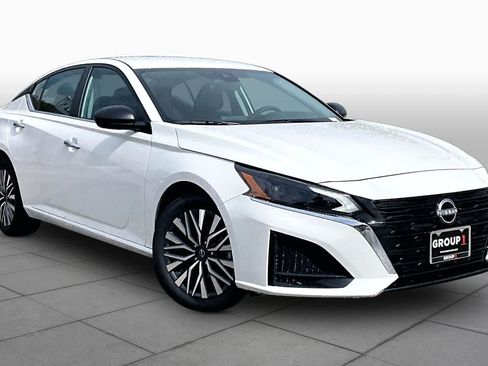 Used 2025 Nissan Altima 2.5 SV FWD image 3