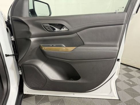 Used 2022 GMC Acadia SLE w/ Driver Convenience Package image 12