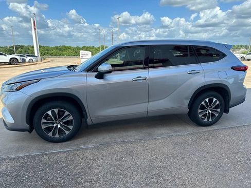 Used 2020 Toyota Highlander XLE FWD image 4