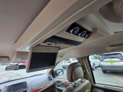 Used 2013 Chrysler Town & Country Touring image 10