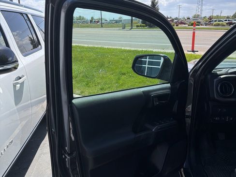 Used 2021 Toyota Tacoma TRD Off-Road w/ TRD Premium Off Road Package AWD/4WD image 6