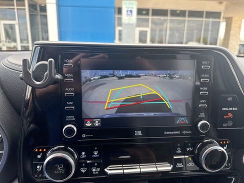 Used 2021 Toyota Highlander Limited image 9