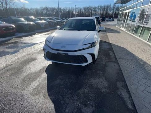 Used 2025 Toyota Camry SE image 3