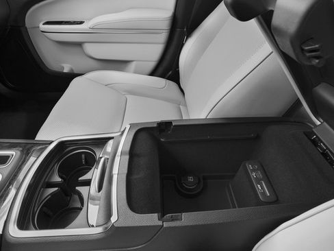 Used 2017 Chrysler 300 C AWD/4WD image 18