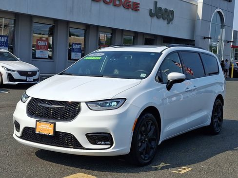 Certified 2023 Chrysler Pacifica Touring-L w/ S Appearance Package AWD/4WD image 3