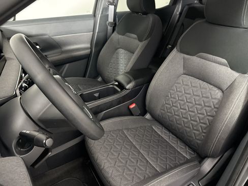 Used 2025 Nissan Kicks SV AWD/4WD image 21