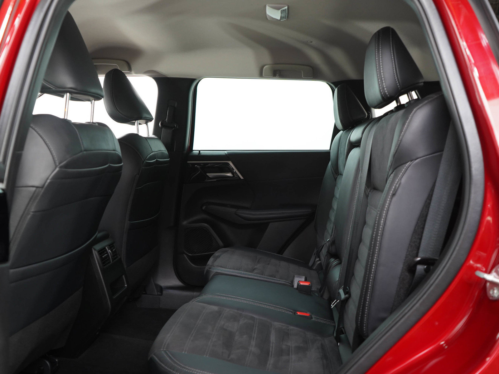 Used 2023 Mitsubishi Outlander SE AWD/4WD image 16