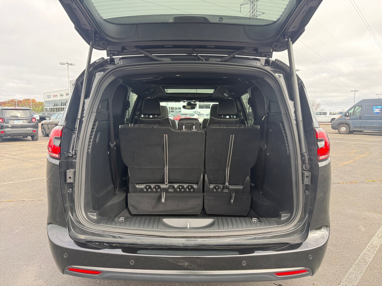 Used 2025 Chrysler Pacifica Limited AWD/4WD image 18
