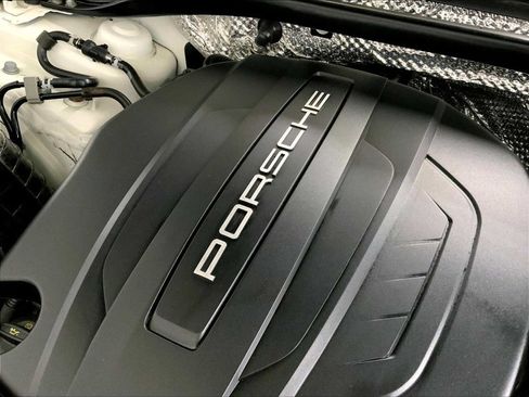 Certified 2018 Porsche Macan AWD/4WD image 33