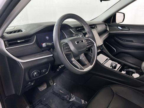 Used 2023 Jeep Grand Cherokee Limited AWD/4WD image 9