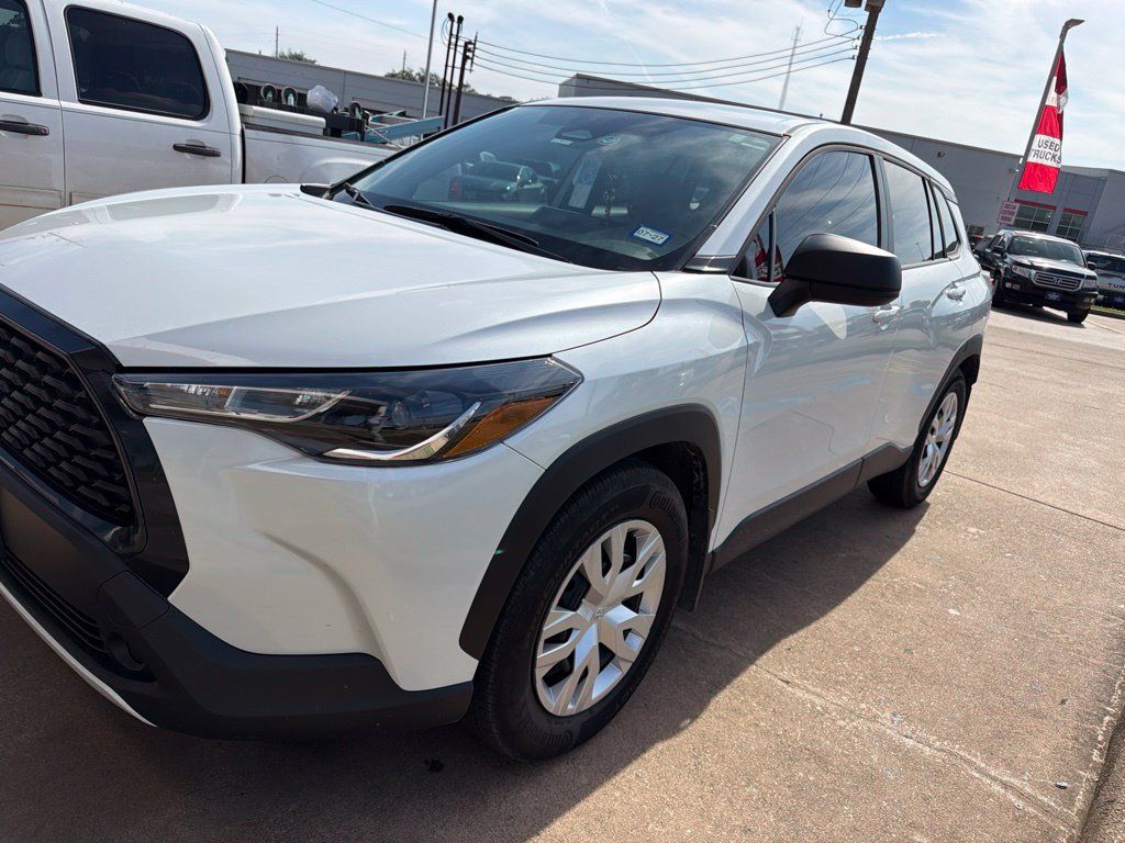 Used 2025 Toyota Corolla Cross L FWD image 3